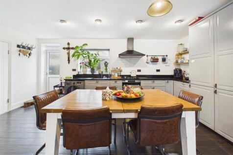 Kitchen/Dining Area