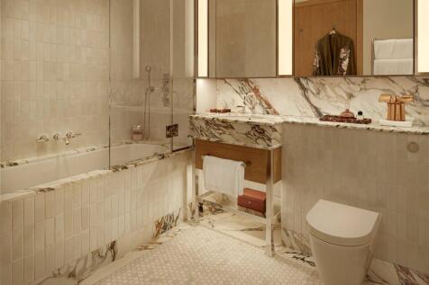 3 bed, 2 bath Apartment in London - Photo 4