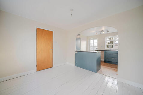 Open plan kitchen and dining room