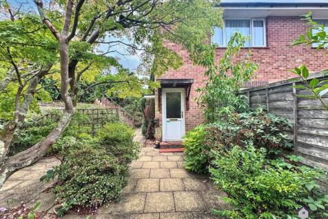 2 bed flat to rent Broxburn Close, Chandler's For