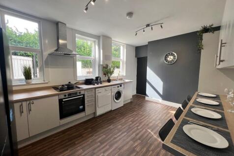 Manor Court Road, Nuneaton, Warwickshire, CV11 photo 4