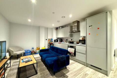 Kitchen and lounge pic 1.jpeg