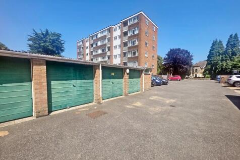 Garage in Block