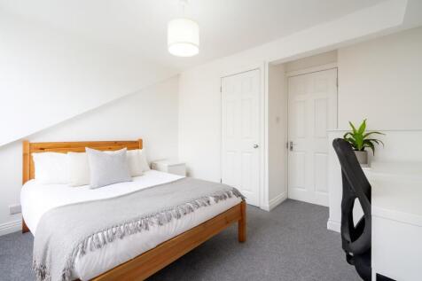 Bright, neatly presented double bedroom with a ...