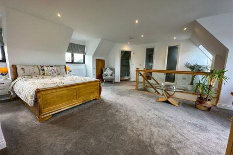 ALTERNATE VIEW OF MASTER BEDROOM