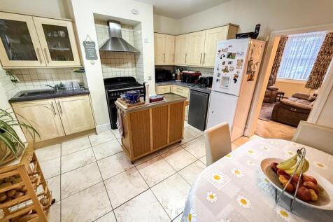 Kitchen/ Dining Room