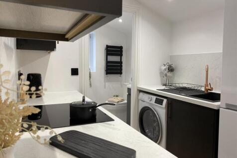 En-Suite   Kitchen   Landscape   2023.jpg