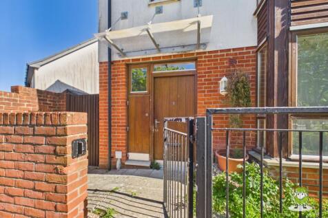 EweMove Estate Agents Basingstoke - Bay Tree Way