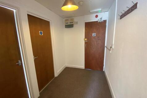 1, 35 Holton Road - entrance hall.jpg