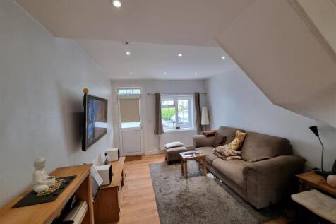 2 Cranmer -- living room.jpg