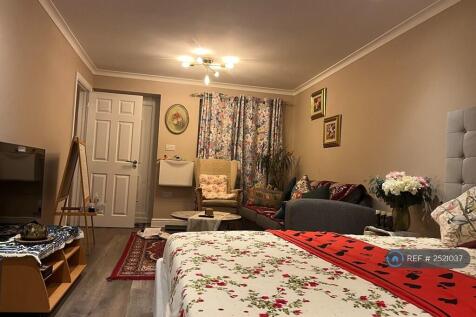 Long And Wide Spacious Room 