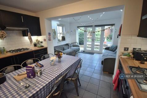 Kitchen / Dining Area 