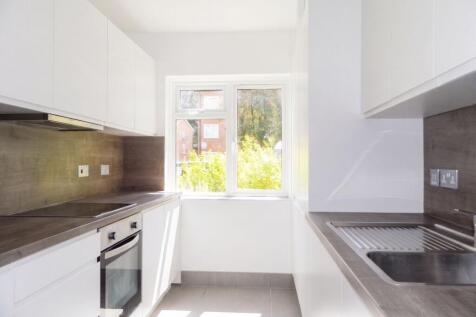 Bishopric, Horsham, RH12 photo 2