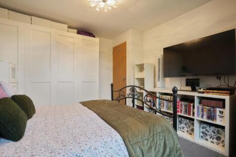 Bedroom 1.jpeg (2...