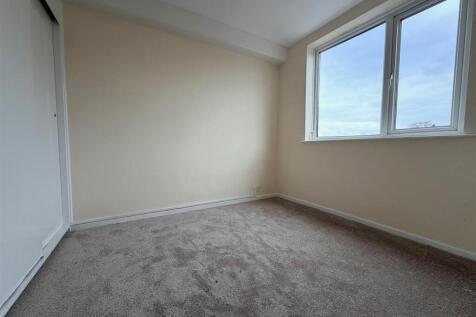 Bedroom (off lounge)