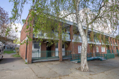 One bedroom ground floor flat in Lee, SE12