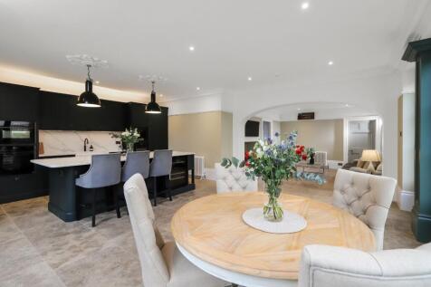 Kitchen/B'fast Room