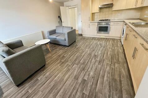 4-bed flat on Chapel Court - 4 bed, Lenton, East Midlands, NG7, £1,912/mo