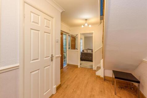 6 Redmoor Gardens-Hallway.jpg