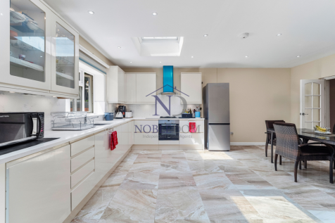 3 BEDROOM 2 BATHROOM SEMI-DETACHED HOUSE IN HOUNS