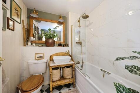 Bathroom - vanity unit and bath.jpg
