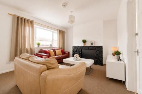 19 Mead Way, Close to Town  photo 3