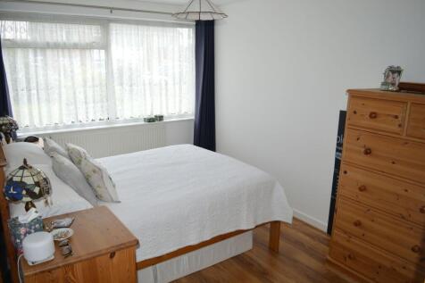 Larkspur Way, West Ewell, Surrey. KT19 9LX photo 4
