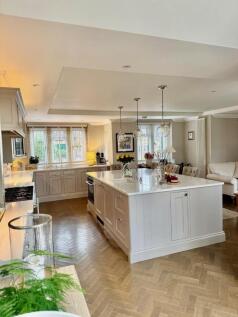 Park cres kitchen-family room pic 2.jpg