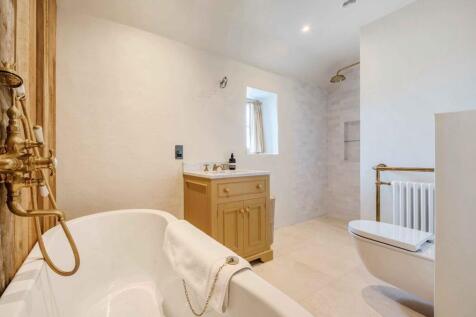 1298221-3-682df44...