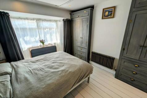 24 Church Rd bed 1 2.jpg