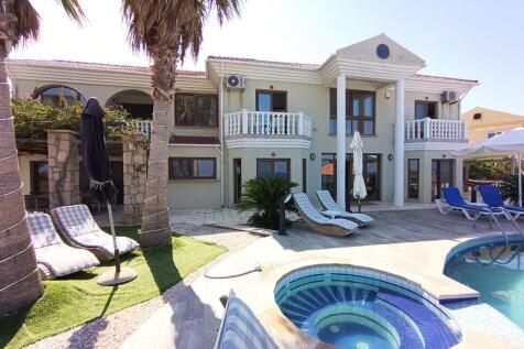 Spectacular 4 bedroom villa on the seafront in Tatlisu Image 1