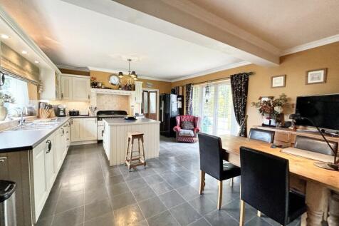 5 bed, 2 bath Farm House in Manchester - Photo 6
