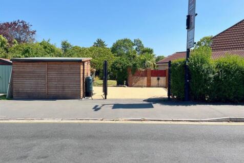 Driveway to side.jpg