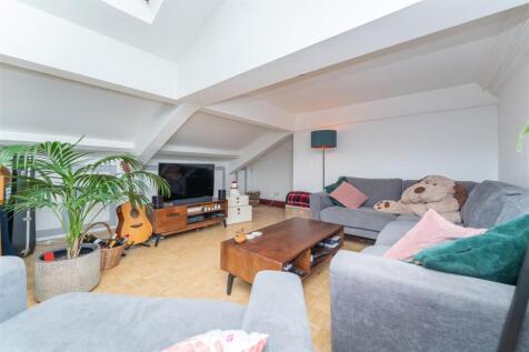 32 Osterley Gdns Mezzaninie 2.jpg