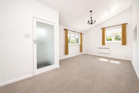 Reading Road, Yateley photo 4