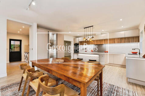 Chartland Close KT23 photo 4