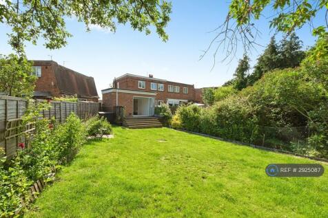Spacious Garden Leading To Deck