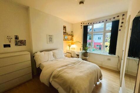 7-bed semi-detached on Harlaxton Drive, Nottingham, Nottinghamshire, NG7, £3,943/mo