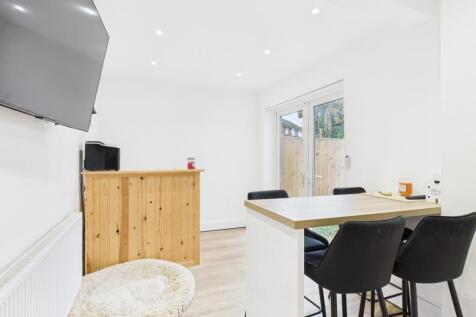 CAM03729G0-PR0159-STILL015