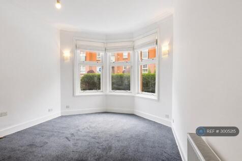 Livingroom (6.45m x 3.61m)