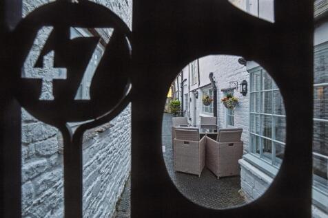 Garden - Entrance Gates 2.jpg