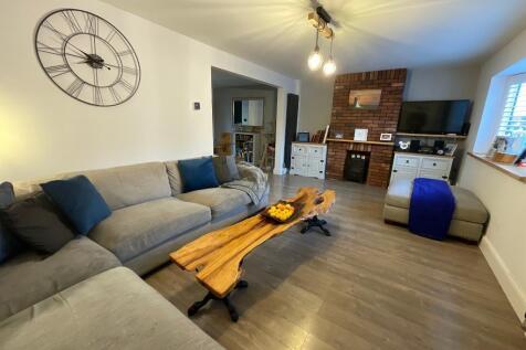 LIVING ROOM 22'2 x 11'3