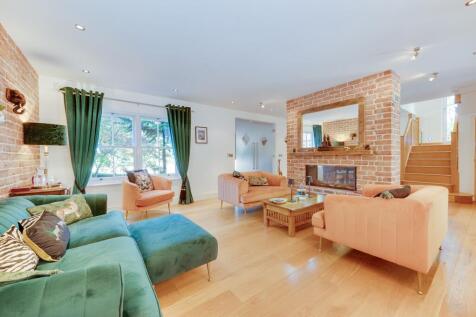 KITCHEN, SITTING ROOM AND LOUNGE/DINING ROOM