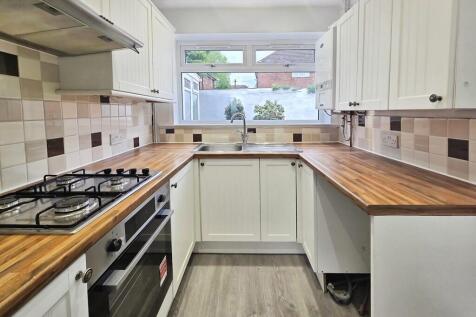 3 bed terraced house to rent Bracewood Gardens, L
