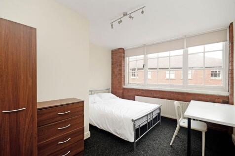 Bright, well-presented bedroom with a double be...