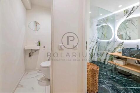 Modern bathroom with a marble floor, double mirror