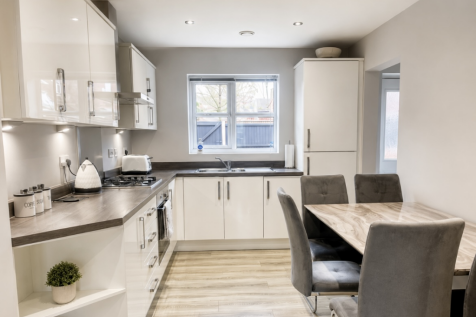 Kitchen / Dining 