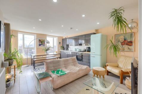 Open Plan Lounge &amp; Kitchen
