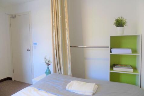 Bright, tidy double bedroom with a neatly made ...