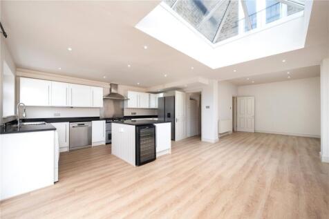 Kitchen 2.jpeg